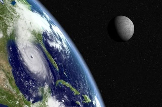 1luna se indeparteaza de pamant