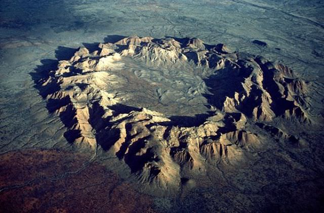 1Craterul Gosses Bluff, Australia