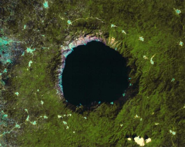 1Craterul Lake Bosumtwi, Africa