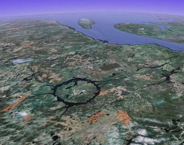 1Craterul Manicouagan, Canada