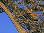 Un ascensor al Turnului Eiffel s-a prăbuşit în gol