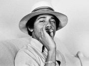Barack Obama fuma marijuana în tinereţe! Vezi galerie foto cum trage jointul!