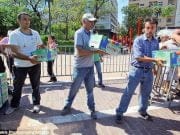 Disperati si infometati: Sute de oameni stau la coada pentru a primi gratuit fructe si legume in Grecia