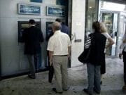 Probleme pentru bancile grecesti: clientii au retras 800 milioane de euro in luna mai