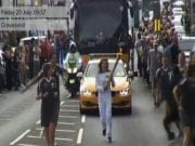 VIDEO: Vezi cum a incercat un barbat sa fure torta olimpica din mainile unui purtator oficial!