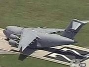 VIDEO: Vezi cum a reusit un avion cargo al Air Force sa se opreasca exact la trei metri de sfarsitul pistei