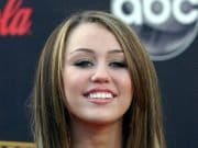 Miley Cyrus va aparea in serialul: Two and a Half Men