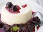 Reteta RAW: Panna Cotta cu coacaze negre (fara foc)