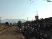 Un TREN din Bulgaria a fost deturnat de mai multi pasageri furiosi! Vezi VIDEO