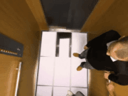 Ce fac oamenii in momentul in care vad podeaua liftului desfacandu-se in bucati! Vezi VIDEO
