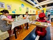 Cel mai special RESTAURANT din China! Mancarea este facuta si servita de roboti! VIDEO