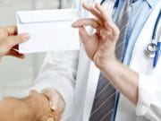Un medic militar a fost retinut de DNA, fiind prins in flagrant in timp ce primea mita!
