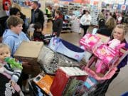 Magazinele se pregatesc pentru Black Friday 2013! Se anunta avalanse de cumparatori!