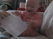 VIDEO Bebelusul care face SENZATIE pe internet! ZECI DE MILIOANE de oameni au ras in hohote!