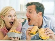 Cinci TRUCURI folosite de FAST-FOOD-uri pentru a ne face sa MANCAM mai mult!