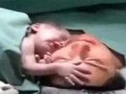 EMOTIONANT: Legatura PUTERNICA dintre MAMA si NOU-NASCUTA! VIDEO
