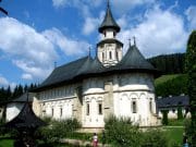 TOP 10 MANASTIRI pe care trebuie sa le vezi PRIMAVARA ACEASTA!