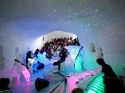 MAGIA MUZICII NU ARE TEMPERATURA : Orchestra care canta intr-un IGLOO la INSTRUMENTE DE GHEATA! VIDEO