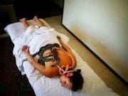 Asta e ultima moda de relaxare: MASAJUL CU SERPI! FOTO