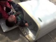 DRAMATIC! Un baietel de doi ani a fost salvat de pompieri dintr-o… masina de spalat! VIDEO