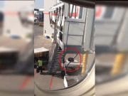 Esti curios sa afli cum sunt transportate bagajele tale in avion? E mai bine sa nu vezi asta!