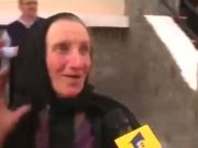 Batrana care pupa icoanele, patrafirele, mainile preotilor, inclusiv microfonul! VIDEO