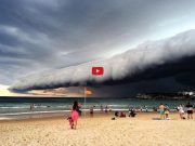 IMAGINI INGROZITOARE cu NORUL APOCALIPTIC! Locuitorii au crezut ca vine SFARSITUL LUMII! VIDEO