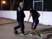 Ce poate face acest „batranel” cu mingea i-a lasat masca pe toti! VIDEO