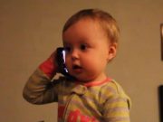O fetita adorabila de abia stalceste cateva cuvinte la telefon cu tatal ei! VIDEO