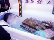 PREOTII si CALUGARII au inlemnit dupa dezgroparea Parintelui Calciu! Trupul acestuia era intact si tremura! VIDEO