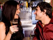 Nu stii cand sa faci pasul? TOP 10 Semne evidente ca flirteaza cu tine!