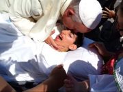 Gestul impresionant pe care PAPA FRANCISC l-a facut pentru un roman! Sute de mii de oameni au dat share acestui VIDEO