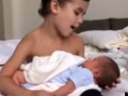 Cat de ADORABIL! La sase anisori acest baietel si-a tinut pentru prima data in brate fratiorul nou nascut! VIDEO