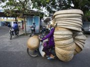 Cate lucruri crezi ca incap pe un scuter? IMAGINI INEDITE care ilustreaza cate obiecte pot cara motociclistii din Vietnam! GALERIE FOTO