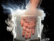 EXPERIMENT PERICULOS al unui SAVANT! Si-a bagat mana in NITROGEN LICHID! VIDEO