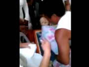 O fetita de 3 ani din FILIPINE s-a trezit in timp ce era pusa in SICRIU! VIDEO