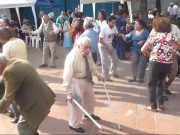 Se ia „reteta” cu un batranel si muzica rock and roll! Ce a iesit a amuzat o planeta intreaga! VIDEO