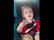FETITA ADORABILA: Cat de usor faci un COPIL sa nu mai planga! VIDEO