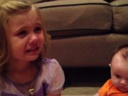 FILMULETUL care te va ravasi de EMOTII! O fetita de cinci ani vrea ca fratiorul ei sa nu se faca mare! VIDEO