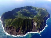 IMAGINI care prezinta VIATA celor peste 200 de japonezi care traiesc in interiorul unui vulcan activ!