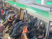 IMPRESIONANT: Zeci de pasageri au impins VAGONUL unui tren pentru a salva un tanar! VIDEO