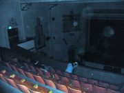 O FANTOMA se plimba si muta scaunele intr-o sala de teatru! Momentul a fost filmat de camerele de supraveghere! VIDEO