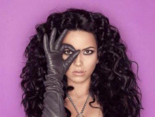 O artista romanca de succes a ajuns marioneta Illuminati! Ce mesaje secrete transmite artista?