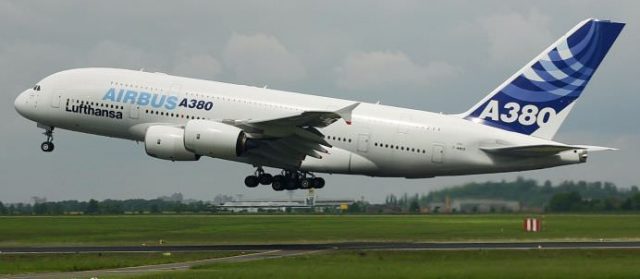 In spatele usilor inchise Cum este asamblat cel mai mare avion din lume in doar TREI minute, un Airbus A380! VIDEO