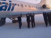 S-ar putea s-o patesti TU intr-o zi! Uite ce au facut PASAGERII unui avion care nu putea decola! VIDEO