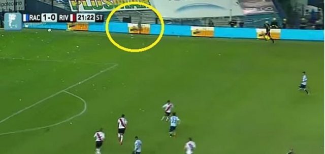 FENOMEN PARANORMAL in timpul unei partide de fotbal! O entitate isi facea incalzirea pe marginea terenului! VIDEO