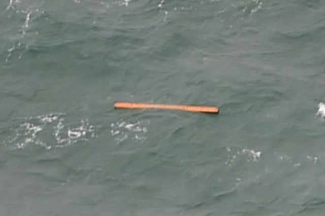 Mai multe FRAGMENTE ale avionului AirAsia disparut si un CADAVRU, descoperite in Marea Java! VIDEO