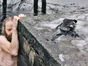 Unii semeni te lasa sa mori langa ei! Acest norvegian si-a riscat viata ca sa salveze o rata!