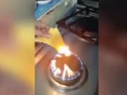 Crezi ca o sa mai mananci ASA CEVA?! Ce se intampla daca pui pe foc o felie de branza topita! VIDEO