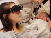 REACTIA EMOTIONANTA a unei mame, fara vedere, care vede prima data bebelusul! VIDEO